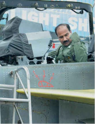 वायुसेना प्रमुख अरूप राहा ने स्वदेशी तेजस को उड़ाया