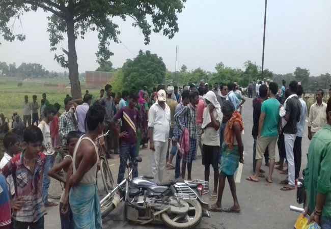 बिहार : दरभंगा में ट्रैक्टर की टक्कर से बाइक सवार की मौत, एक घायल