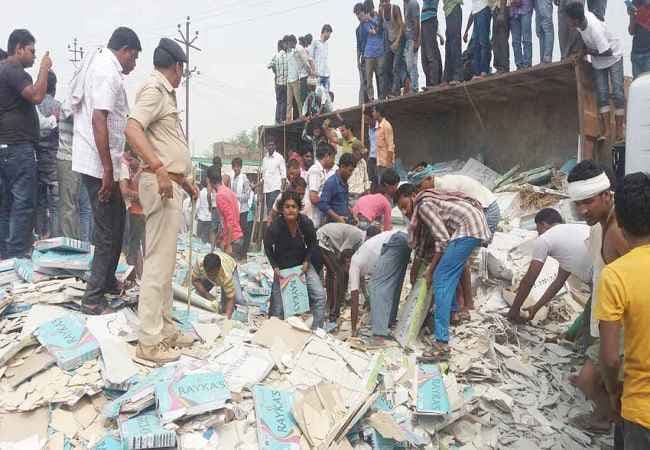 बिहार : समस्तीपुर में ट्रक पलटा, दो बच्चों समेत 4 की मौत