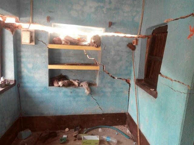 धनबाद : महुदा में जमीन धंसने से इलाके में दहशत