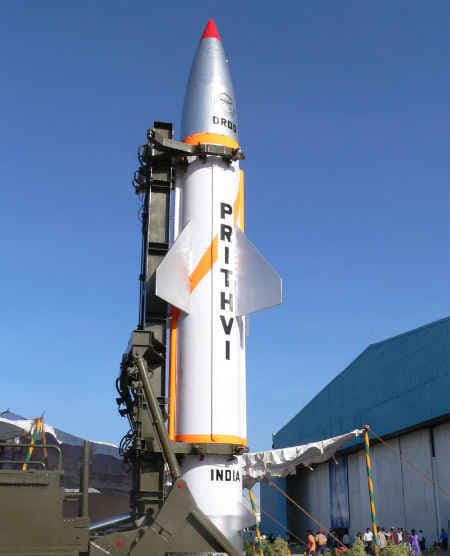 भारत ने स्वदेश में विकसित परमाणु क्षमता संपन्न ‘पृथ्वी दो'' मिसाइल का किया सफल प्रक्षेपण