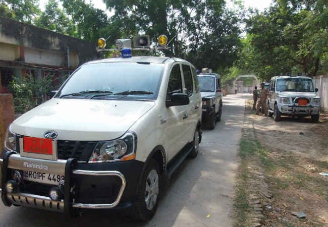 सीवान जेल परिसर में छापेमारी, 49 मोबाइल जब्त, 50 मुलाकाती हिरासत में