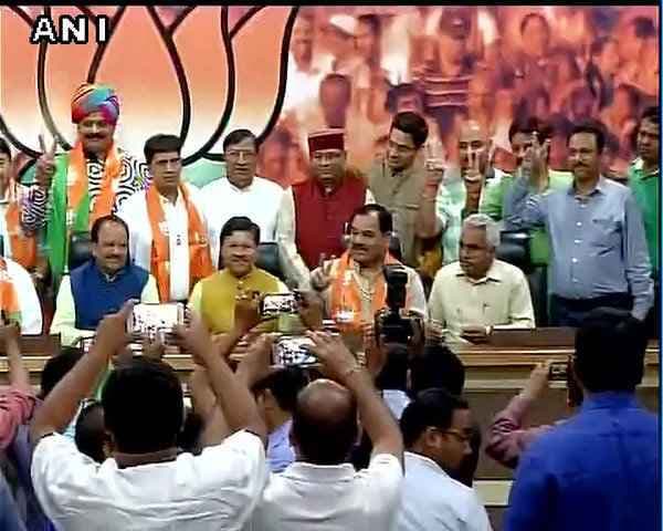 उत्तराखंड में कांग्रेस के 9 बागी विधायक भाजपा में शामिल