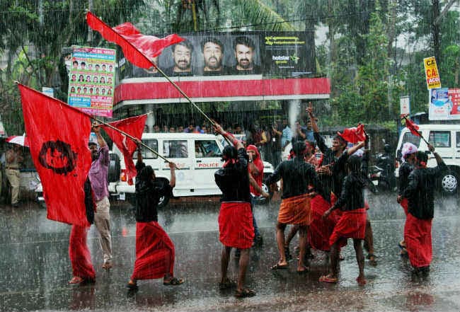 एलडीएफ की विजय रैलियों में बम फेंके गए, एक की मौत, आठ घायल