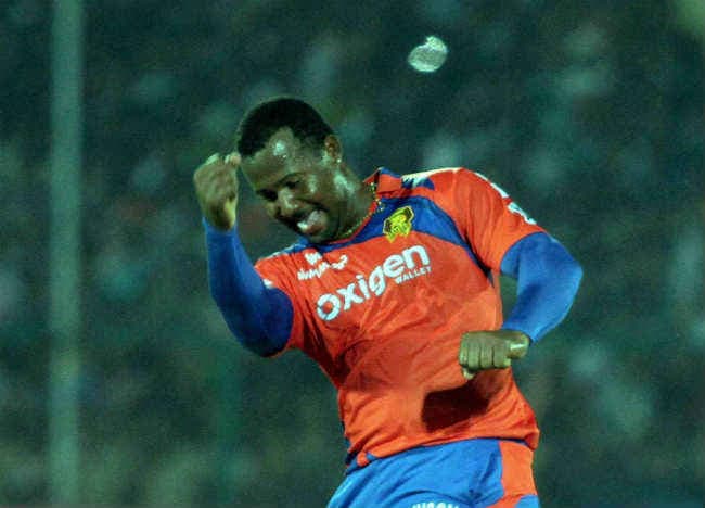 IPL : स्मिथ की गेंदबाजी के कमाल से गुजरात लायंस ने केकेआर को 6 विकेट से हराया