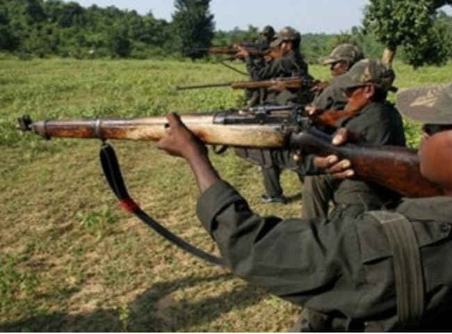 नक्सलियों ने ट्रेन पर की फायरिंग