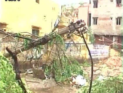 चक्रवाती तूफान ‘रोनू’ ने मचायी आंध्र में तबाही, ओडिशा पर भी खतरा