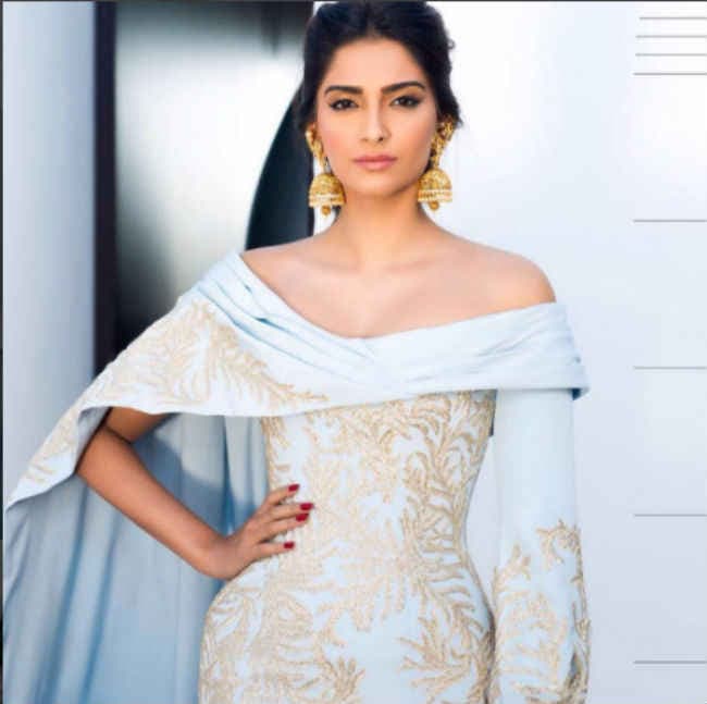 amfAR Gala में खूबसूरत गाउन पहनकर पहुंचीं सोनम कपूर, देखें तसवीरें