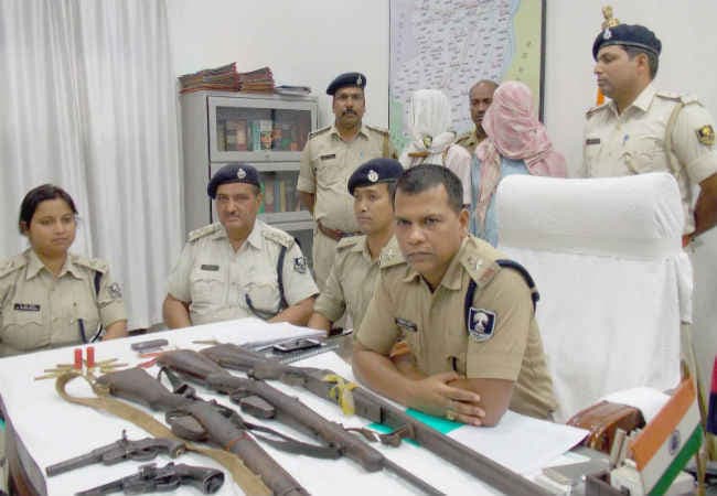 बिहार : दो नक्सली गिरफ्तार, पुलिस से लूटी गयी राइफल बरामद