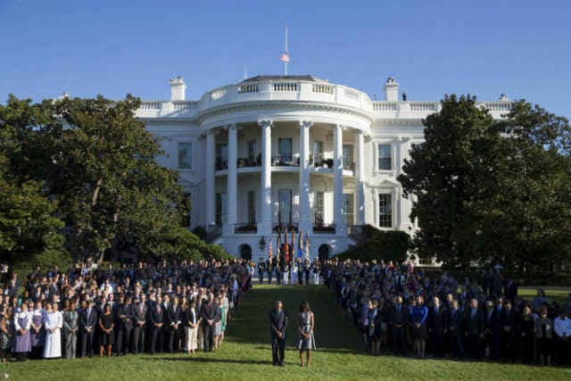 व्हाइट हाउस के बाहर रुकने से इनकार करने पर बंदूकधारी व्यक्ति को गोली मारी गयी