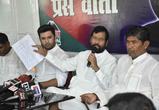 दलित विरोधी हैं नीतीश-लालू : रामविलास पासवान