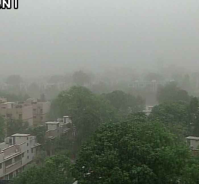 कई शहरों में बारिश और धूल भरी आंधी से मौसम ने बदला मिजाज