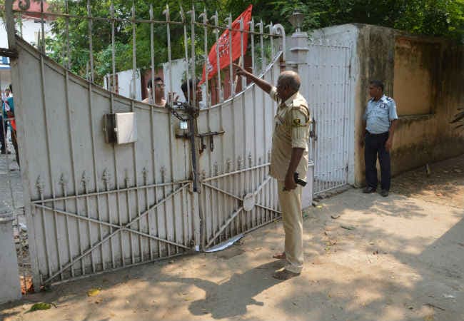 पटना विश्वविद्यालय में VC के बंगले में घुसे छात्रों पर गार्ड ने कर दी फायरिंग, मची भगदड़