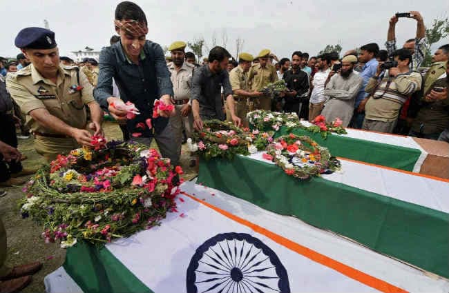 आतंकवादी हमले में तीन पुलिसकर्मियों की हत्या, केंद्र ने मांगी रिपोर्ट