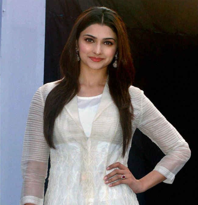 क्‍यों अजहरुद्दीन की पहली पत्‍नी के साथ ''अजहर'' देखना चाहती हैं प्राची देसाई ?