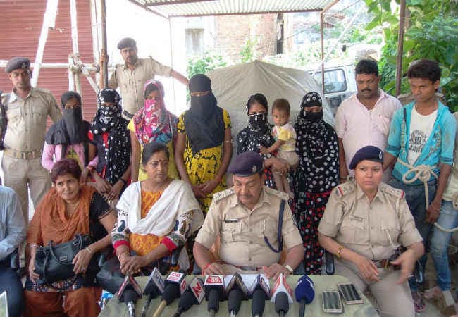 बिहार : ऑर्केस्ट्रा की आड़ में देह व्यापार का धंधा, आपत्तिजनक स्थिति में दो युवक धराये