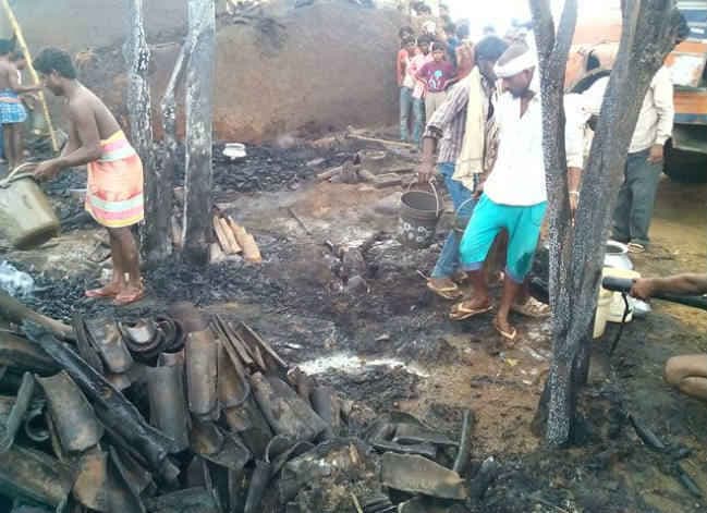 गढ़वा में तूफान का कहर, आग लगने से दादी-पोती की जलकर मौत