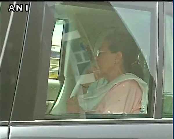 दिल्ली : बलात्कार पीडित से मिले केजरीवाल और सोनिया