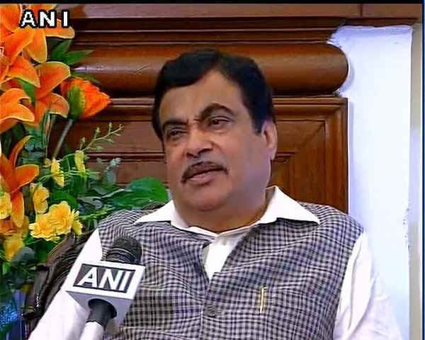 स्मृति ने नेहरु-गांधी परिवार पर किया हमला, गडकरी ने कहा- कांग्रेस की हालत हम तो डूबेंगे सनम...