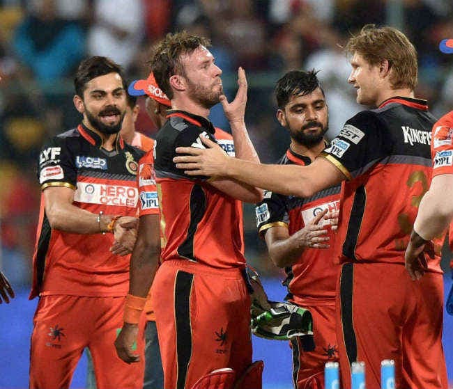 बेंगलुरु की जीत के जश्‍न में चोटिल हुए डिविलियर्स, चेहरे से निकला खून