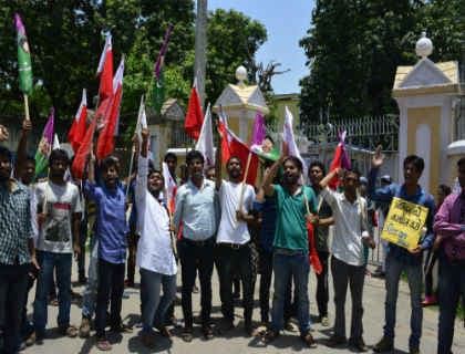 बिहार : आंदोलन कर रहे छात्रों पर पुलिस ने बरसायी लाठी