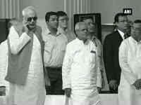 राष्ट्रगान के दौरान फोन पर बात करते दिखे फारूख अब्दुल्ला