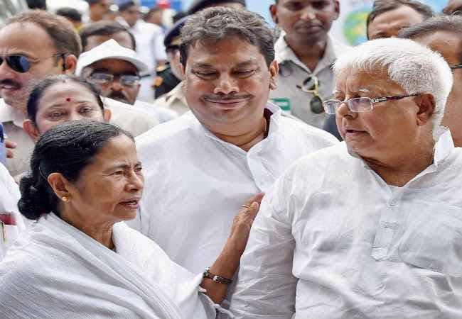 लालू ने ममता से पूछा, पहली बंगाली पीएम बनेंगी, जवाब मिला- अाप लोग बन जाओ