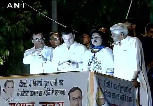 राहुल गांधी के नेतृत्व में कांग्रेस ने निकाला ''मशाल जुलूस''