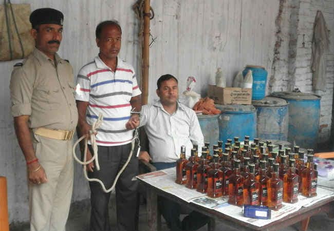 बिहार : यूपी से मुजफ्फरपुर जा रहे शराब के साथ तस्कर गिरफ्तार