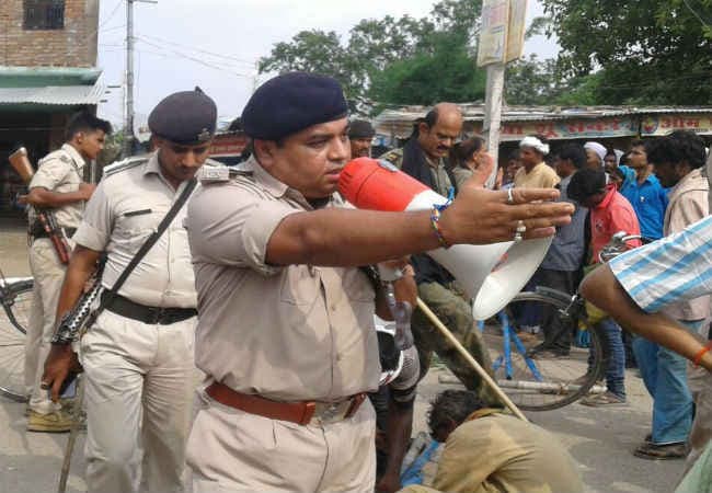 बिहार : गोपालगंज में मतगणना में धांधली के आरोप, पथराव में जवानों समेत 13 घायल