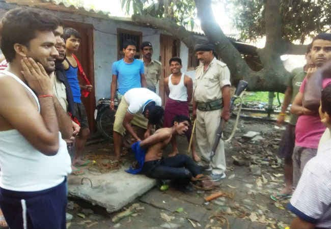 बिहार : बेगूसराय में चोरी के आरोप में पैर-हाथ बांधकर युवक की पिटाई