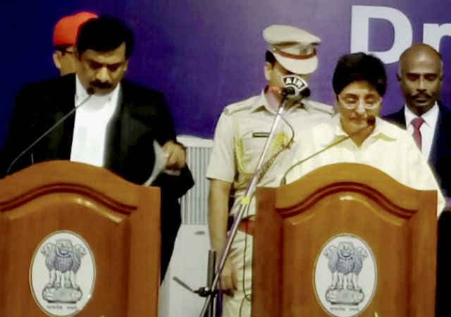 किरण बेदी ने पुडुचेरी की उपराज्यपाल का कार्यभार संभाला