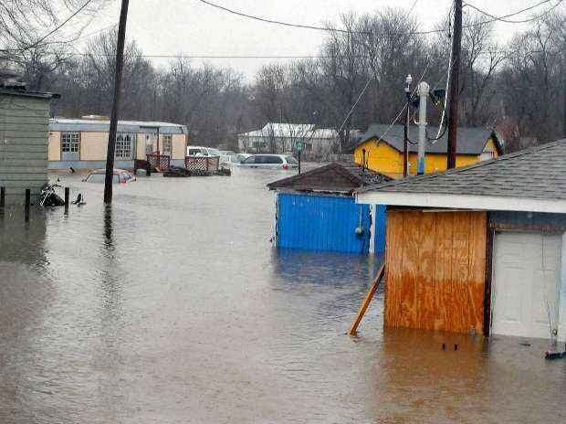 टेक्सास और कंसास में बाढ के बाद कम से कम छह की मौत, दो लापता