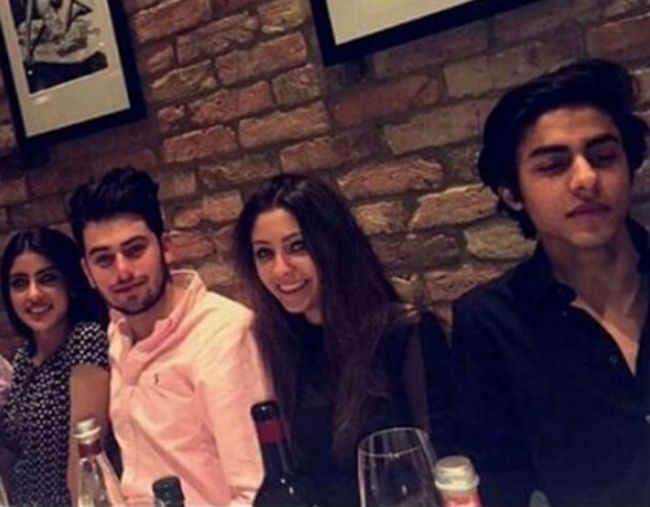 अमिताभ की नातिन और शाहरुख के बेटे ने इंज्‍वॉय किया डीनर, शेयर की तसवीर