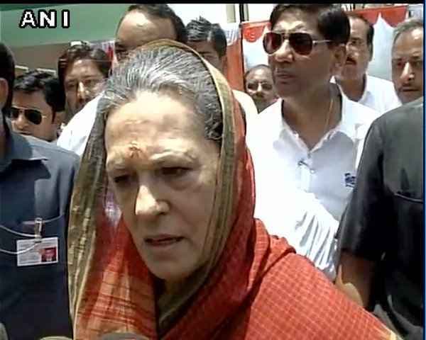 VIDEO: वाड्रा के बचाव में आईं सोनिया, बोलीं- जांच करा ले ''मोदी सरकार'' दूध का दूध...