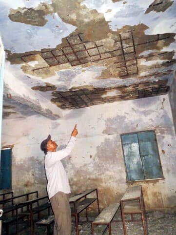 विद्यालय के छत का प्लास्टर गिरा