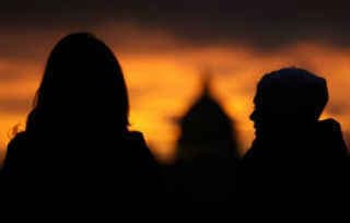 चीन में उठी मांग: शिक्षक-छात्र रोमांस पर लगे प्रतिबंध