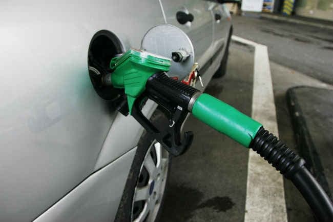 Petrol Price Hike: लॉकडाउन 3 में महंगा हो गया पेट्रोल और डीजल का भाव, पाकिस्तान में क्यूं 20 सस्ता हुआ तेल
