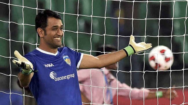 बालीवुड स्टार्स के खिलाफ चैरिटी फुटबॉल मैच में खेलेंगे धौनी, कोहली