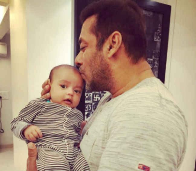 आहिल को चूमते नजर आये सलमान खान, अर्पिता ने शेयर की तस्‍वीर