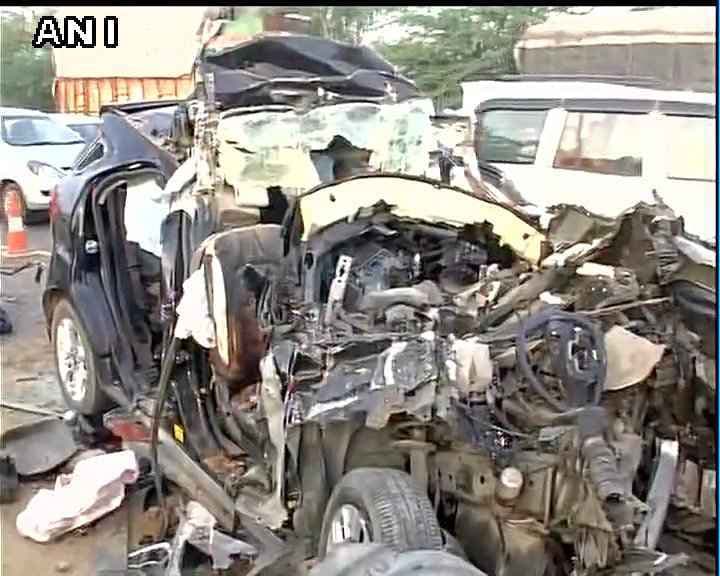 दिल्ली: ट्रक से टकराई तेज रफ्तार एसयूवी, 6 की मौत