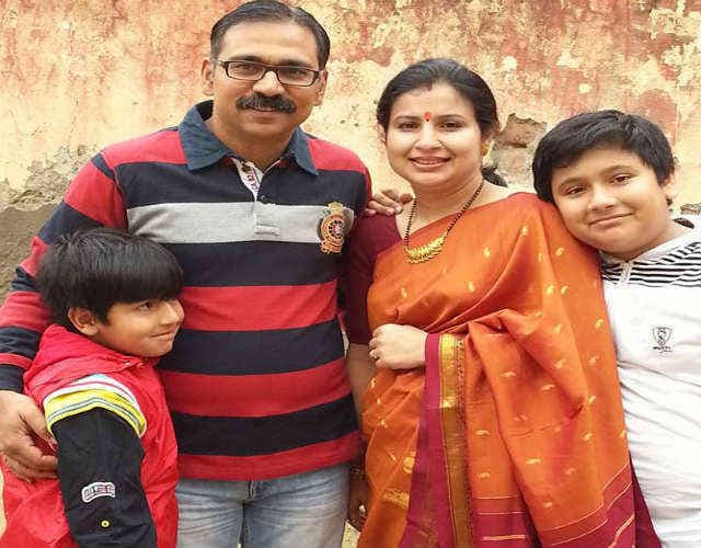 मथुरा हिंसा : शहीद SP की मां ने CM अखिलेश से कहा, ''पैसा नहीं बेटा चाहिए''