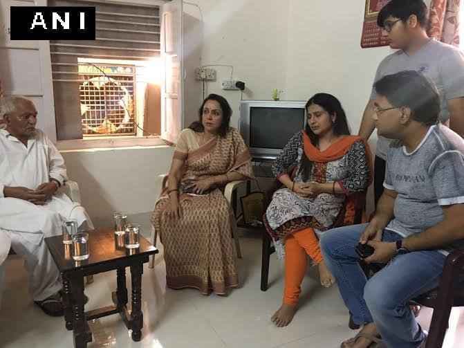 मथुरा कांड : शहीद SP मुकुल द्विवेदी के परिवारवालों से मिलीं सांसद हेमा मालिनी