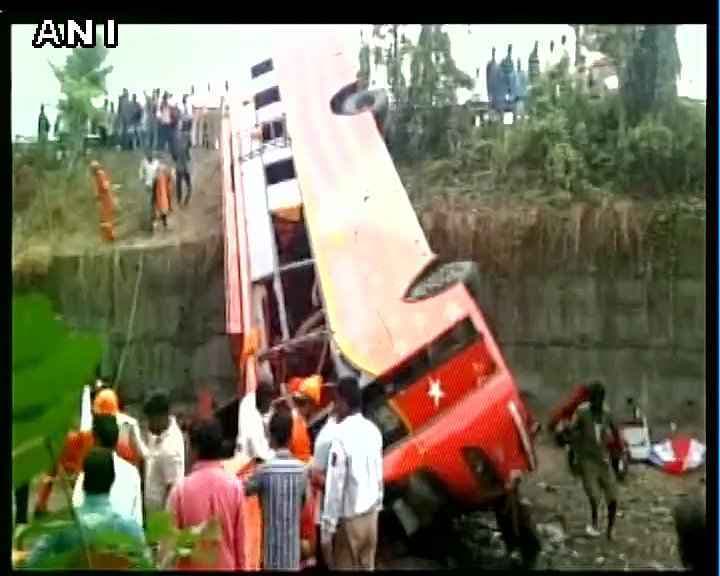मुंबई-पुणे ''एक्सप्रेस-वे'' पर हादसा, 17 की मौत