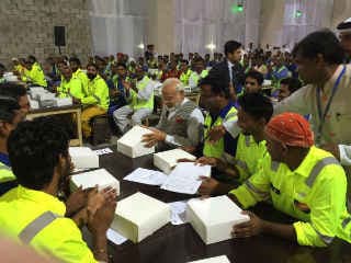 कतर में मोदी: भारतीय कामगारों से कुछ यूं मिले पीएम मोदी