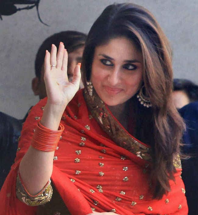 क्‍यों, इवेंट के दौरान ''UNCOMFORTABLE'' नजर आईं करीना कपूर, देखें वीडियो