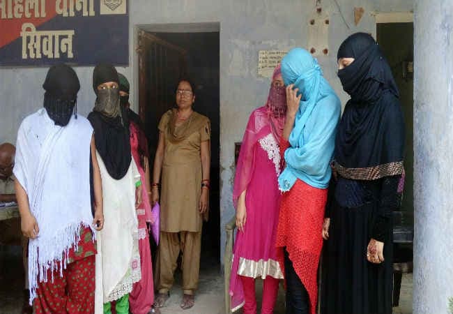 बिहार : सीवान में सेक्स रैकेट का खुलासा, शिक्षिका समेत 6 युवतियां व 3 युवक गिरफ्तार