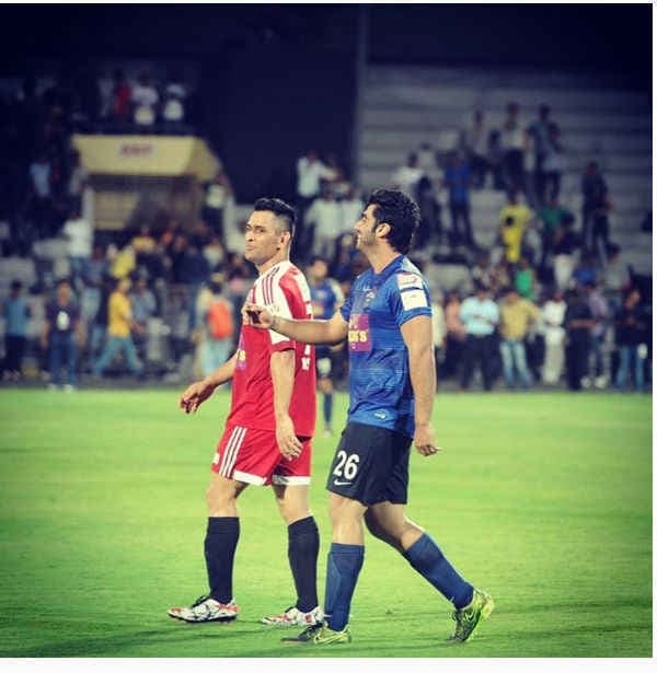 चैरिटी फुटबॉल मैच में धौनी से मिले अर्जुन कपूर, सोशल मीडिया पर जतायी खुशी