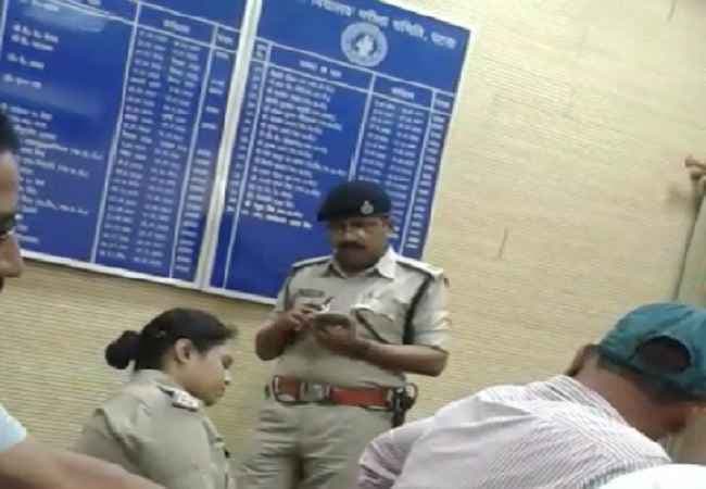 बिहार इंटर टॉपर्स विवाद : बोर्ड ऑफिस में छापेमारी, हार्ड डिस्क व लैपटॉप जब्त