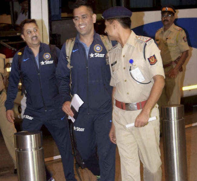 धौनी की अगुआई में जिंबाब्‍वे पहुंची टीम इंडिया, 11 से मुकाबला शुरू